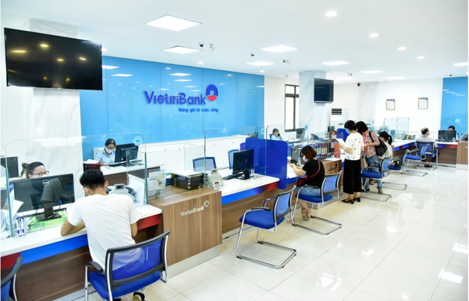 Khách hàng giao dịch tại văn phòng VietinBank. Ảnh: VietinBank.