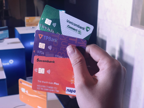 Vietcombank cung cấp dịch vụ chuyển đổi thẻ ATM sang thẻ chip Vietcombank với tiêu chuẩn cao nhất. Bằng cách đổi thẻ, bạn sẽ có trải nghiệm tốt hơn khi sử dụng các dịch vụ của Vietcombank. Với quy trình đổi thẻ đơn giản và nhanh chóng, bạn sẽ có được thẻ mới của mình chỉ trong thời gian ngắn nhất.