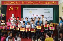 Vietcombank Hà Nam tặng cặp phao cứu sinh và học bổng cho con em công nhân lao động