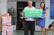 Vietcombank Tiền Giang tặng 4000 quyển tập cho học sinh nghèo xã Tam Hiệp