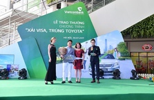 VIETCOMBANK TRAO THƯỞNG CHO CÁC KHÁCH HÀNG TRÚNG GIẢI CHƯƠNG TRÌNH  “XÀI VISA – TRÚNG TOYOTA”