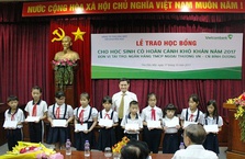 Vietcombank Bình Dương trao tặng 75 triệu đồng học bổng cho học sinh nghèo, hiếu học