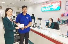 KienLongBank Phú Yên tặng thẻ ATM Hoàng Sa Việt Nam cho khách hàng