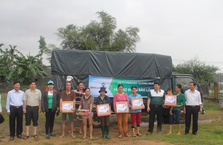Vietcombank Quảng Ngãi về nơi rốn lũ cứu trợ cho đồng bào bị thiên tai lũ lụt