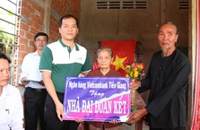Vietcombank Tiền Giang trao tặng nhà Đại đoàn kết