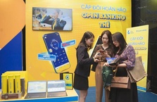 Khách hàng hào hứng với thanh toán “một chạm” tại “Ngày không tiền mặt”