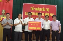 VIETCOMBANK TRAO 1 TỶ ĐỒNG ỦNG HỘ ĐỒNG BÀO miền trung bị thiệt hại do cơn bão số 10