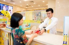 Giao dịch ngân hàng nhận lì xì may mắn đầu năm