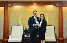 HSBC TRAO TẶNG VIETCOMBANK GIẢI THƯỞNG VỀ TỶ LỆ ĐIỆN ĐẠT CHUẨN STP