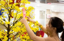 Viet Capital Bank lì xì khách hàng giao dịch đầu năm