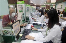 Vì sao các ngân hàng đua nhau miễn phí dịch vụ?