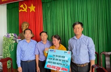 Hơn 800 triệu đồng tiền bảo hiểm được trao cho khách hàng vay vốn tại BIDV Mỹ Tho