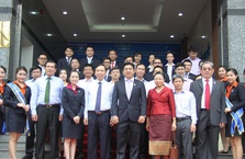 Lãnh đạo NHNN Việt Nam và NHTW Lào thăm và làm việc tại Sacombank Lào