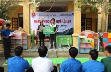 ĐOÀN THANH NIÊN VIETCOMBANK NINH BÌNH VỚI CHƯƠNG TRÌNH “KHẮC PHỤC HẬU QUẢ LŨ LỤT”