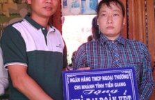 Vietcombank Tiền Giang trao tặng nhà Đại đoàn kết cho hộ nghèo tại xã Long Vĩnh