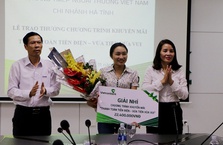 Vietcombank Hà Tĩnh trao Giải Nhì Chương trình “Thanh toán tiền điện, vừa tiện vừa vui”