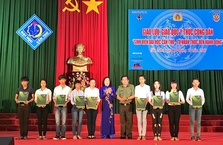 Vietcombank Cần Thơ trao học bổng cho sinh viên Trường Đại học Cần Thơ.