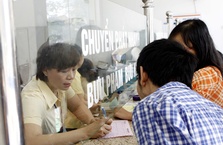 Người dân có thể rút tiền mặt từ tài khoản ngân hàng qua kênh bưu điện