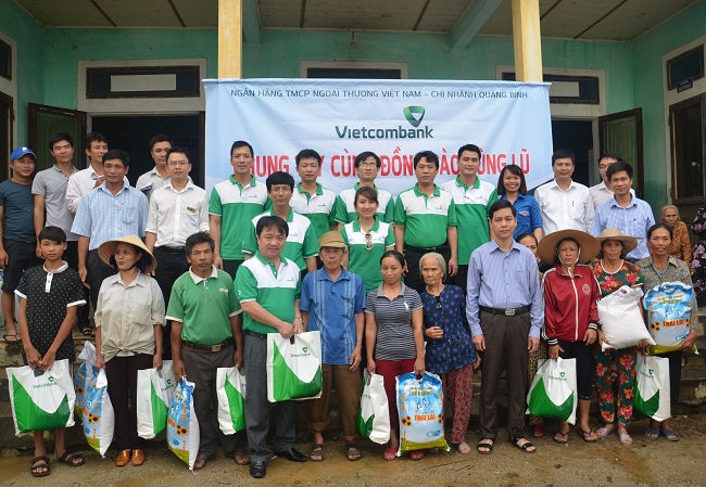 5,5 tỷ đồng của Vietcombank đã đến với nhân dân bị ảnh hưởng lũ lụt miền Trung