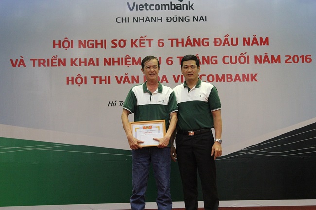 Cán bộ Vietcombank Đồng Nai trả lại 17 triệu đồng nhặt được cho Khách hàng đánh rơi