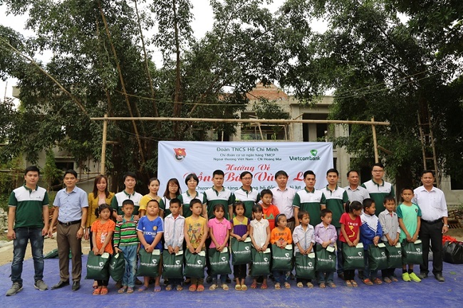 Chi đoàn cơ sở Vietcombank Hoàng Mai tổ chức chương trình thiện nguyện “Hướng về đồng bào vùng lũ” tại tỉnh Thanh Hóa