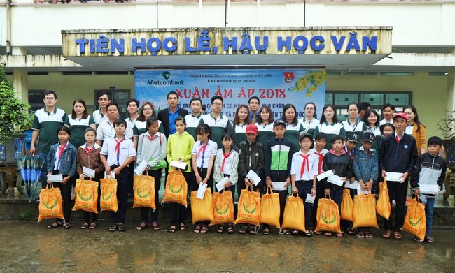 Chi đoàn Vietcombank Quy Nhơn tổ chức chương trình Xuân ấm áp 2018 tặng quà học sinh có hoàn cảnh khó khăn