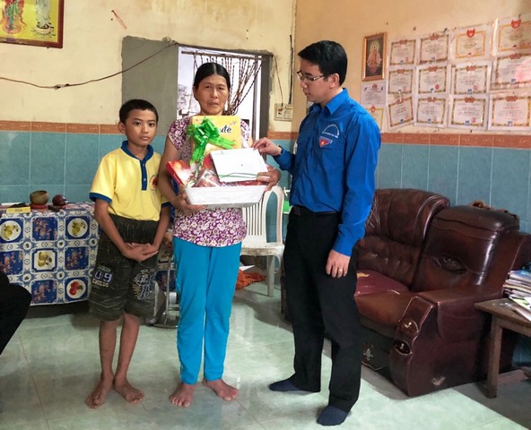 Chi đoàn Vietcombank Quy Nhơn tổ chức chương trình Xuân ấm áp 2018 tặng quà học sinh có hoàn cảnh khó khăn