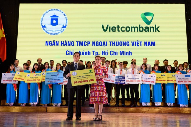 Đại diện Ban Lãnh đạo Vietcombank dự và trao học bổng cho học sinh, sinh viên nhân dịp Khai giảng năm học mới