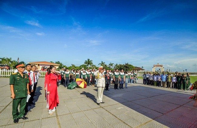 Đảng bộ Trụ sở chính Vietcombank tổ chức chương trình về nguồn tại tỉnh Quảng Bình, Quảng Trị