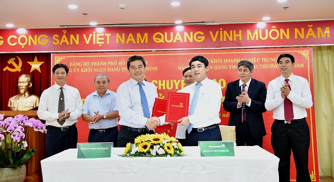 Đảng bộ Vietcombank tiếp nhận 17 tổ chức Đảng các chi nhánh Vietcombank trên địa bàn TP. HCM