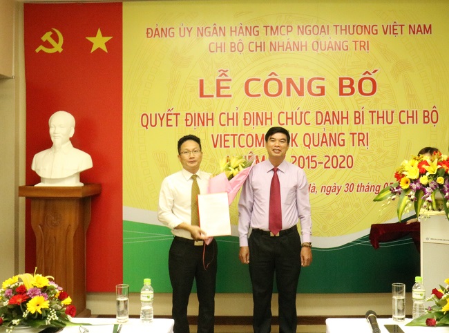 Đảng ủy Vietcombank công bố Quyết định chỉ định Bí thư chi bộ Chi nhánh Quảng Trị và Chi nhánh Đông Sài Gòn