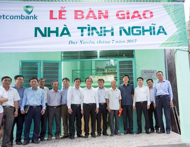 Đoàn công tác xã hội Vietcombank thăm, tặng quà Mẹ Việt Nam Anh hùng và bàn giao nhà tình nghĩa ở Quảng Nam