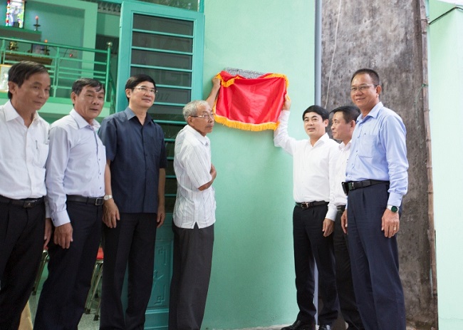 Đoàn công tác xã hội Vietcombank thăm, tặng quà Mẹ Việt Nam Anh hùng và bàn giao nhà tình nghĩa ở Quảng Nam