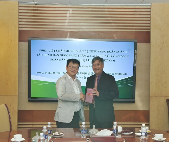 Đoàn đại biểu Công đoàn ngành Tài chính - Ngân hàng Hàn Quốc thăm, làm việc với Công đoàn Vietcombank