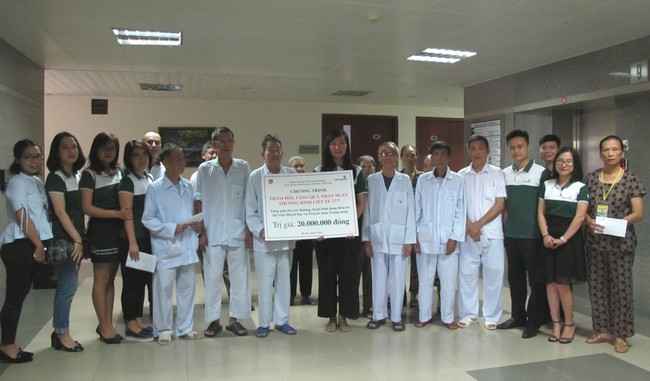 Đoàn thanh niên Trụ sở chính Vietcombank tặng quà cho các thương bệnh binh đang điều trị tại Viện Huyết học Truyền máu TW