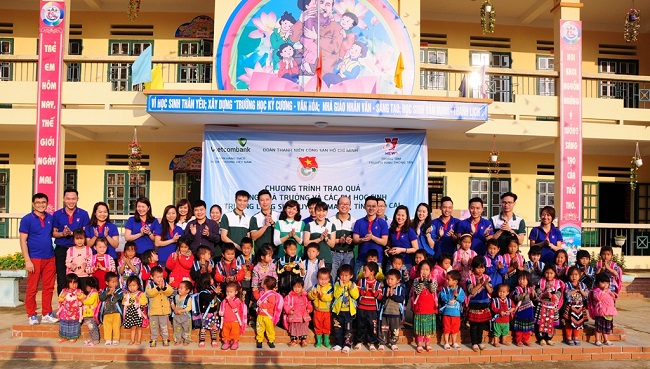 Đoàn Thanh niên Vietcombank đến với trẻ em vùng cao