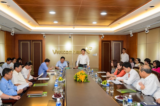 Đồng chí Đinh La Thăng - Ủy viên Bộ Chính trị, Bí thư Thành ủy Tp.HCM cùng đoàn công tác thăm và làm việc với Vietcombank tại địa bàn Tp.HCM