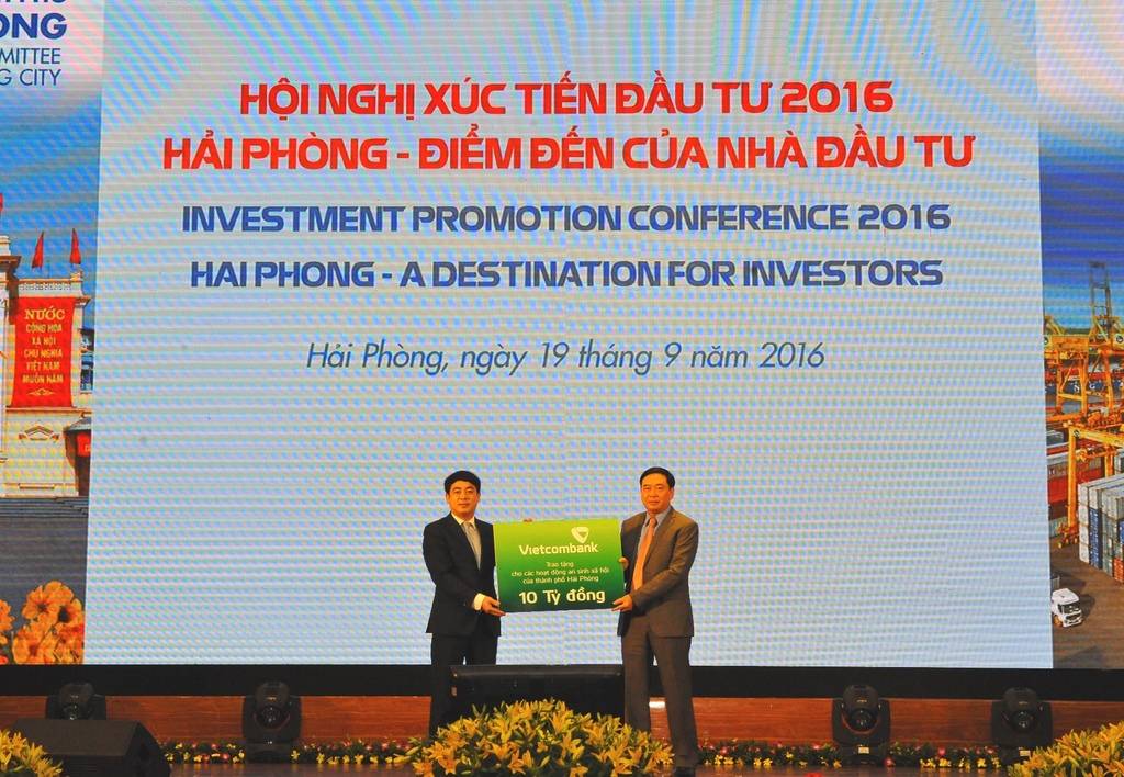 Đồng hành cùng UBND TP Hải Phòng tổ chức Hội nghị xúc tiến đầu tư 2016, Vietcombank cam kết dành 15 nghìn tỷ đồng cho hoạt động đầu tư phát triển tại thành phố Hoa phượng đỏ