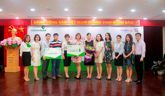 Hơn 300 khách hàng Vietcombank trúng thưởng trong chương trình “Tưng bừng mua sắm bằng QR Pay”