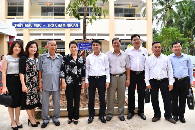 Khánh thành Trường tiểu học Châu Hòa tại Giồng Trôm, Bến Tre do Vietcombank tài trợ