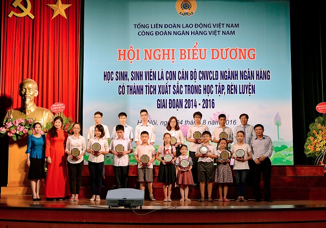 Nhiều con cán bộ Vietcombank được vinh danh tại  Hội nghị biểu dương học sinh, sinh viên tiêu biểu do Công đoàn Ngân hàng Việt Nam tổ chức