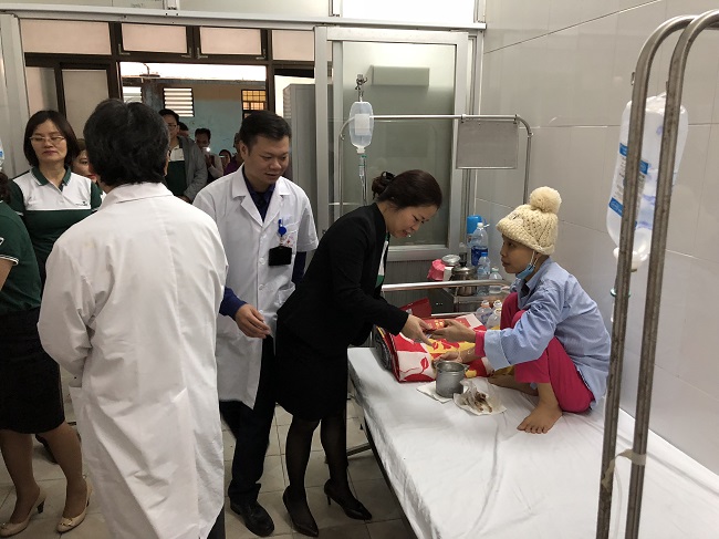 Phòng Công nợ và phòng Quản lý rủi ro tín dụng Trụ sở chính Vietcombank tổ chức tặng quà các bệnh nhân nặng có hoàn cảnh khó khăn tại Bệnh viện K cơ sở 2