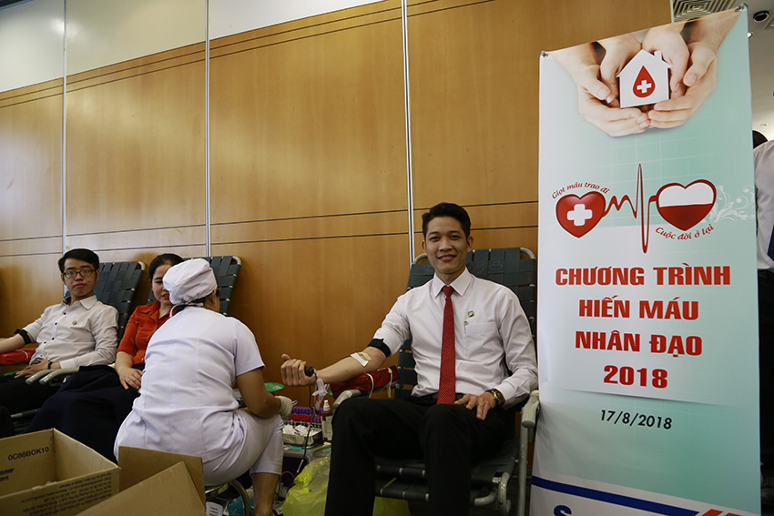 Cán bộ nhân viên Sacombank hiến máu nhân đạo