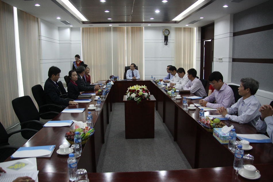 Lãnh đạo NHNN Việt Nam và NHTW Lào thăm và làm việc tại Sacombank Lào