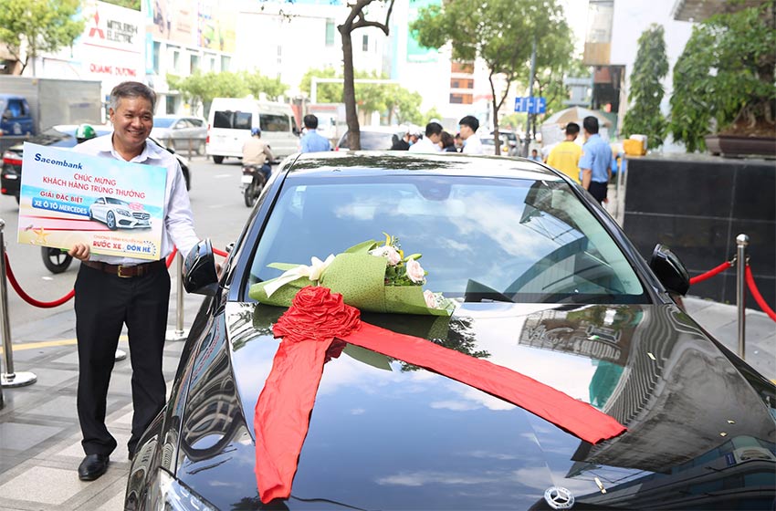 Sacombank trao xe ô tô mercedes c200 cho khách hàng trúng thưởng khuyến mãi “Rước Xe Đón Hè”