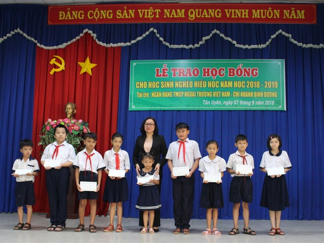 Vietcombank Bình Dương trao học bổng cho học sinh nghèo, hiếu học tại thị xã Tân Uyên, tỉnh Bình Dương