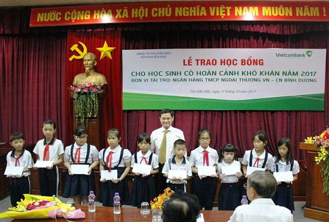 Vietcombank Bình Dương trao tặng 75 triệu đồng học bổng cho học sinh nghèo, hiếu học
