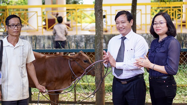 Vietcombank Bình Dương trao tặng 80 con bò cho các hộ nghèo tại huyện Bù Đăng, tỉnh Bình Phước
