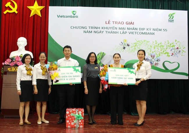 Vietcombank Bình Dương trao thưởng cho khách hàng may mắn trong CTKM “55 năm đồng hành – Ngàn quà tặng gắn kết”