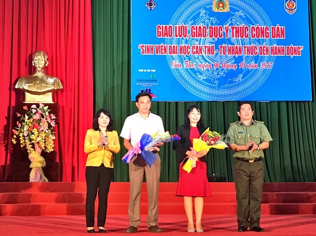 Vietcombank Cần Thơ trao học bổng cho sinh viên Trường Đại học Cần Thơ.